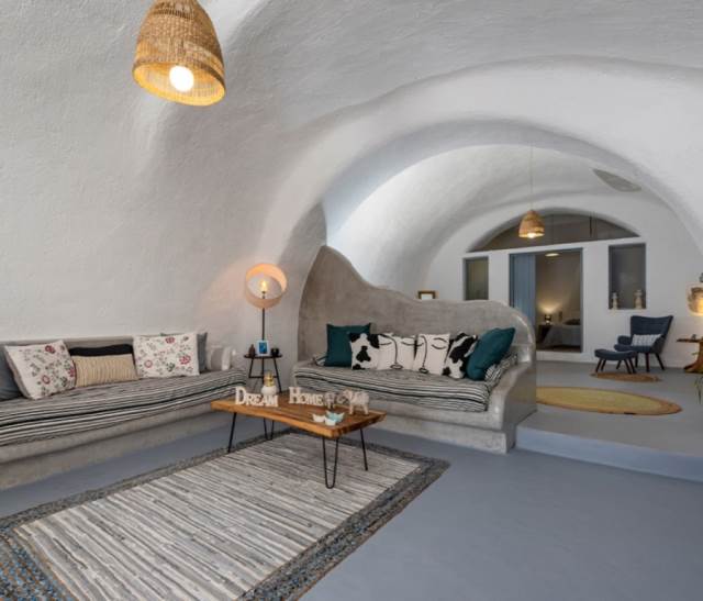 (For Rent) Commercial Complex || Cyclades/Santorini-Thira - 300 Sq.m, 4.583€ 
