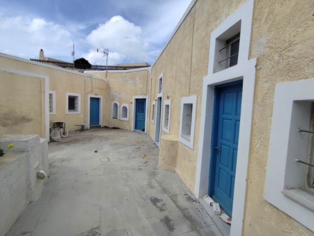 (Προς Πώληση) Κατοικία Συγκρότημα κατοικιών || Κυκλάδες/Σαντορίνη-Θήρα - 156 τ.μ, 5 Υ/Δ, 350.000€ 